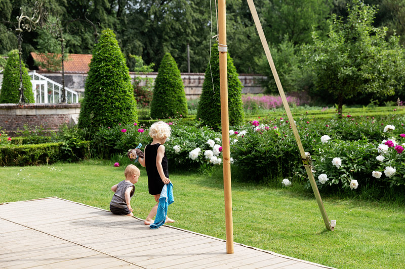 twee kinderen in de tuin