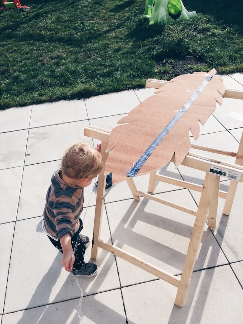 Snijd het sjabloon uit met een decoupeerzaag. Ik legde de plank op twee houten staanders. Dat is het makkelijkste. Dit ging vrij gemakkelijk met deze zaag. 