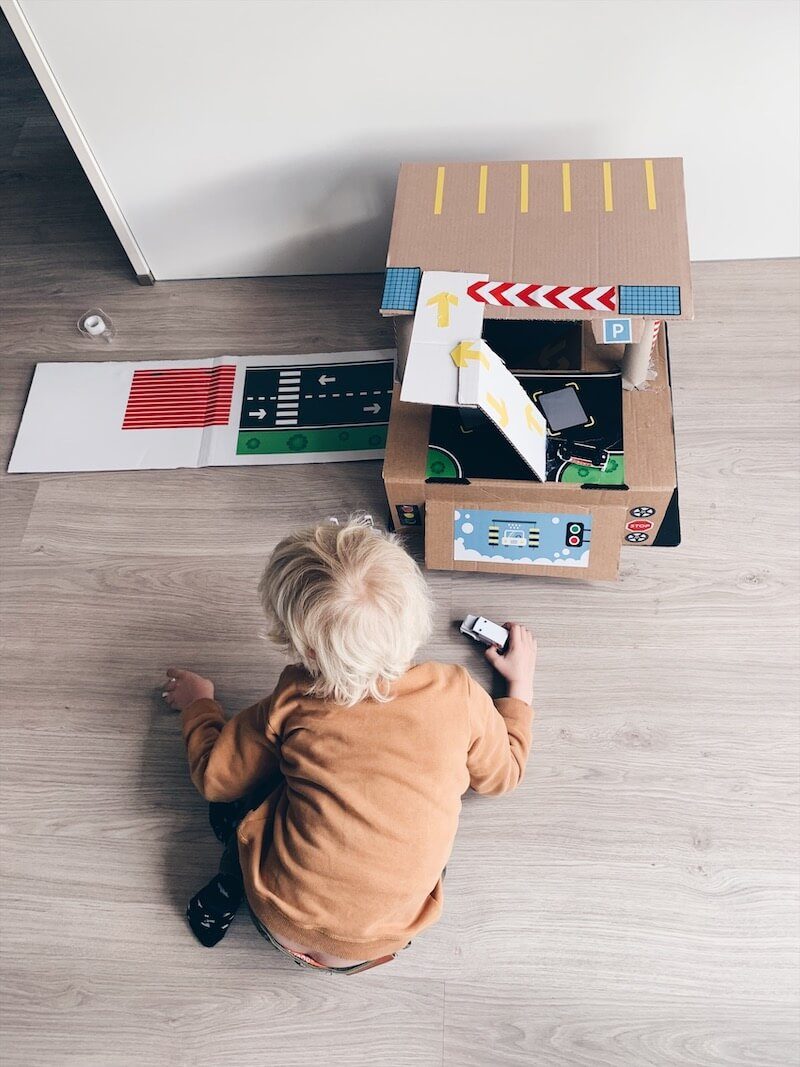 DIY garage uit karton maken - unicorns & fairytales