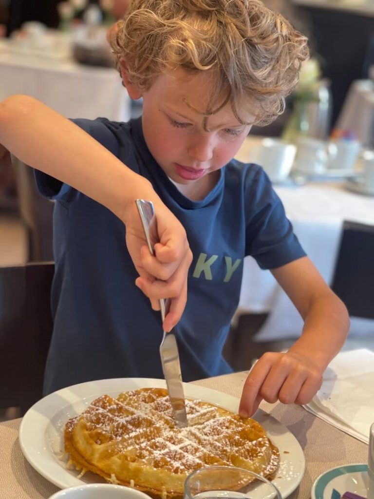 met kinderen op restaurant - unicorns & fairytales